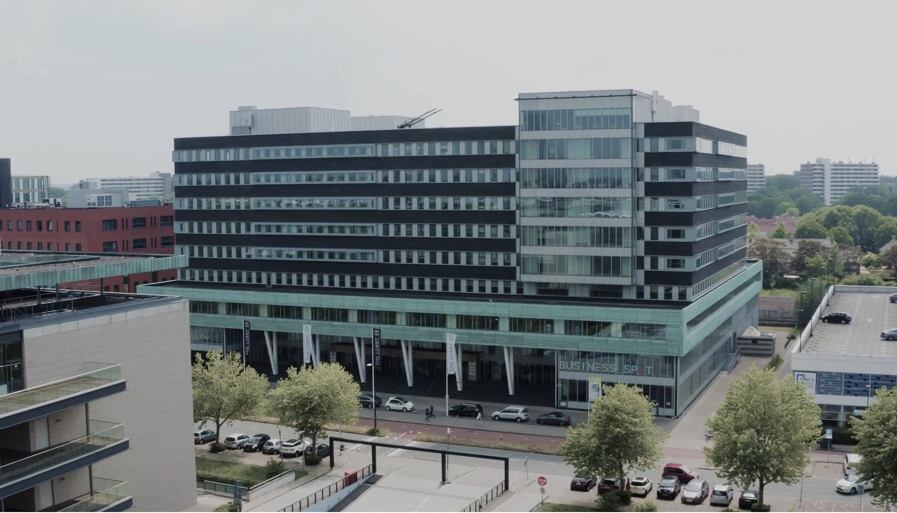 Modern kantoorgebouw met glasgevel overdag